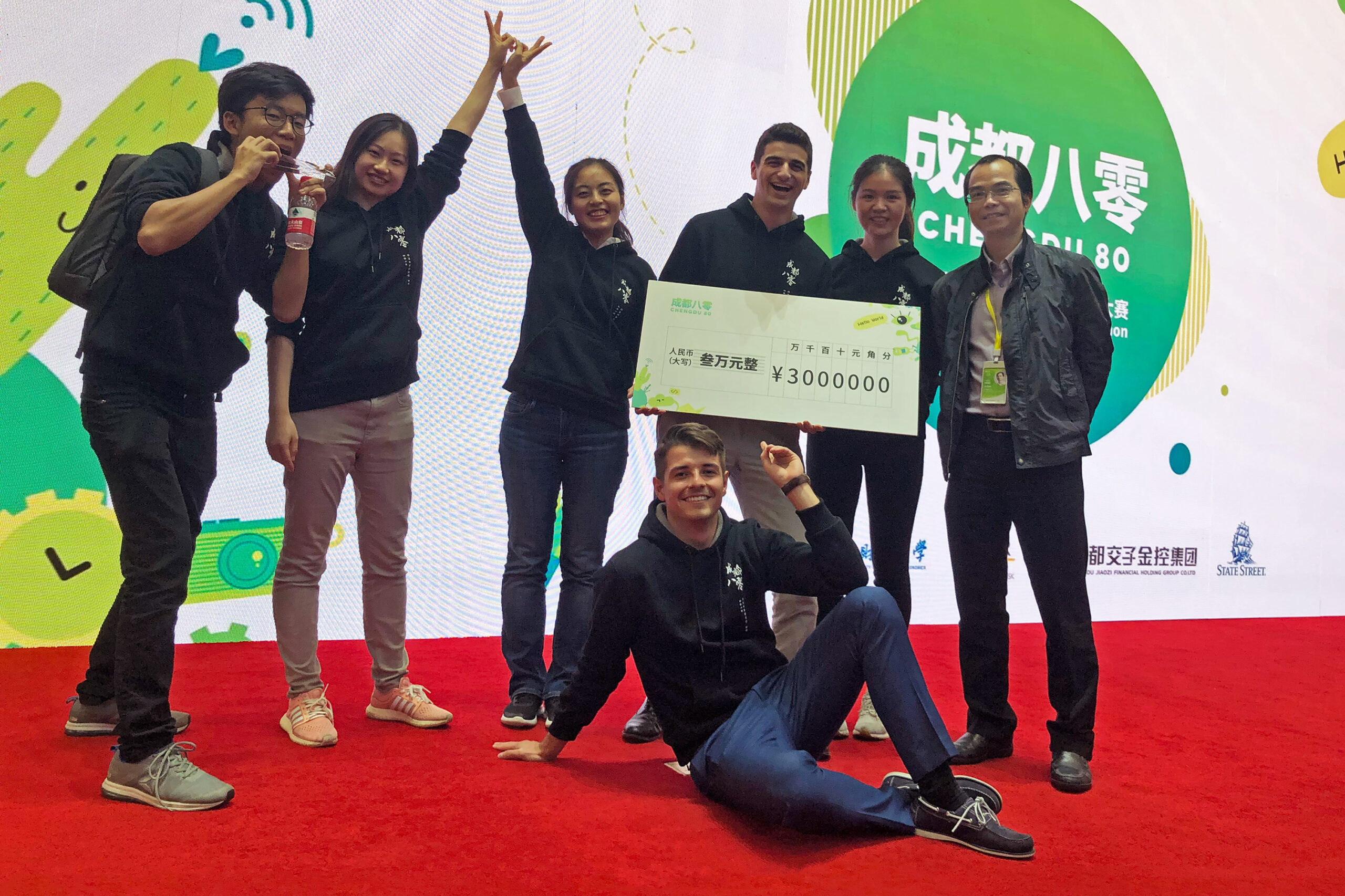 From left: NUS Computing exchange student Park Jinseo, MSBA students Chen Yanzhu, Liu Tong, Jonathan Wagner (on the floor), exchange student Peter Solimine, MSBA student Hua Xiuping and Associate Professor James Pang.