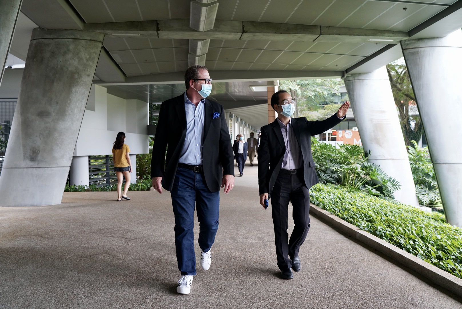 Assoc Prof James Pang (right), Co-Director of NUS BAC, introducing the university to TigerGraph's Chief Operating Officer Todd Blaschka.